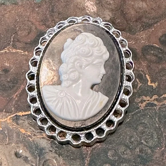 Vintage Black & White Cameo Brooch/Pendant Victorian Revival Shabby Chic - Picture 8 of 10